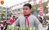 Học sinh Hà Nội thích thú gói bánh chưng ngày Tết